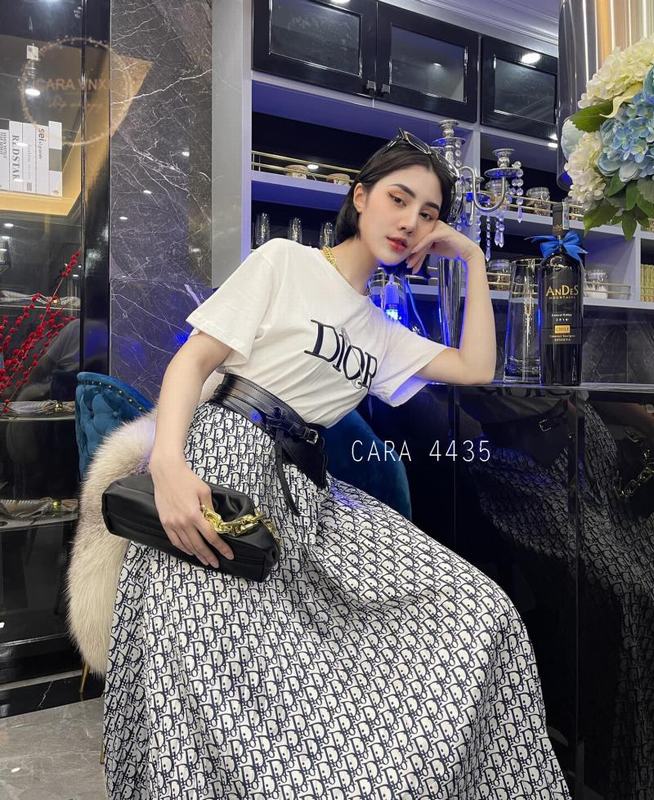 HOT: Dior hé lộ những bức hình hiếm có về quá trình tạo nên chiếc váy cưới  của Song Hye Kyo
