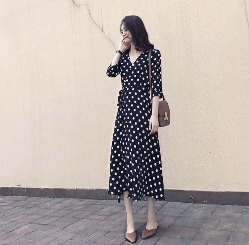 Váy chấm bị xinh xắn, với họa tiết ngôi sao trên nền váy trắng kết hợp với  điểm nhất cổ đen | Shopee Việt Nam